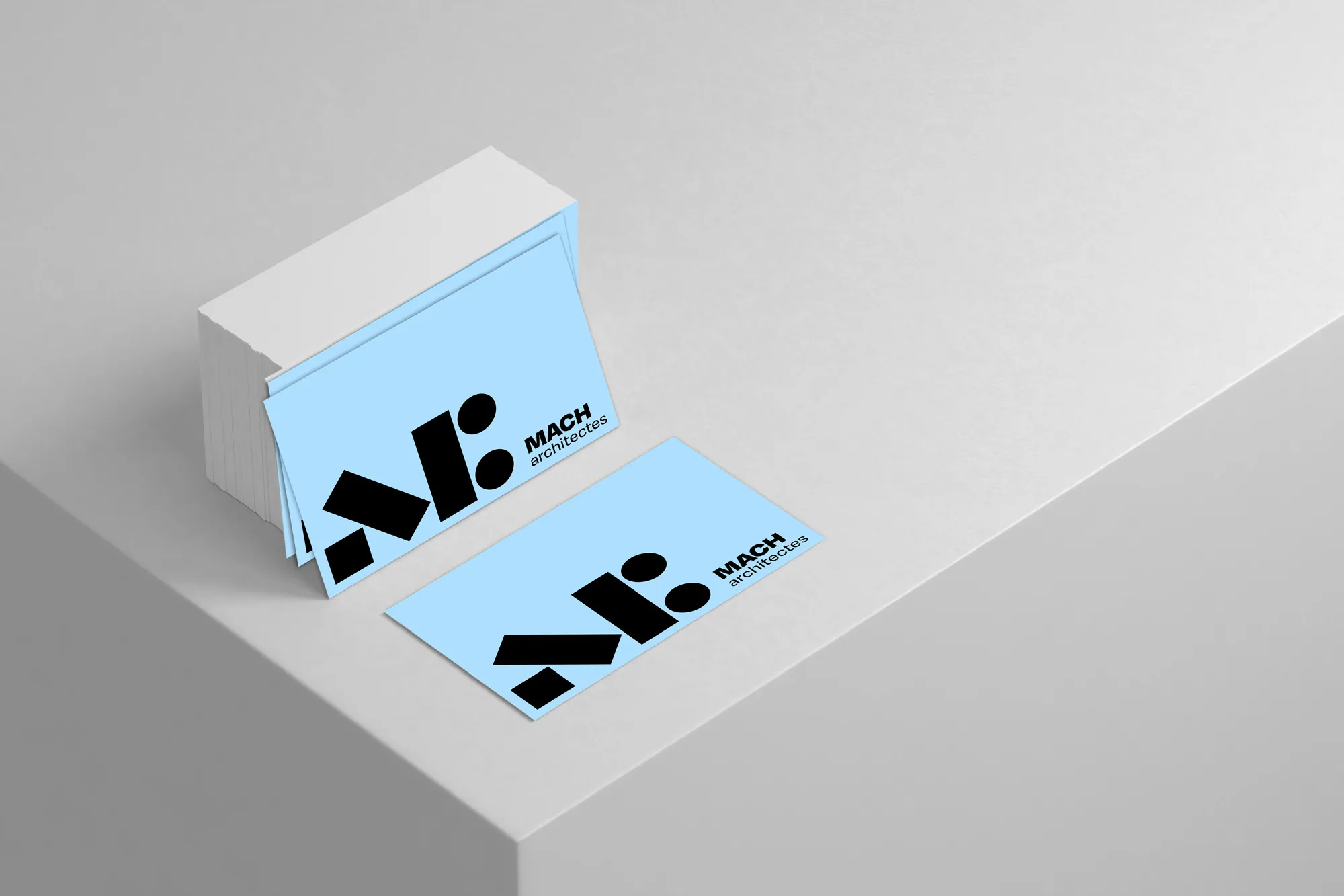 Création de cartes de visite pour MACH Architectes avec logo géométrique noir et bleu