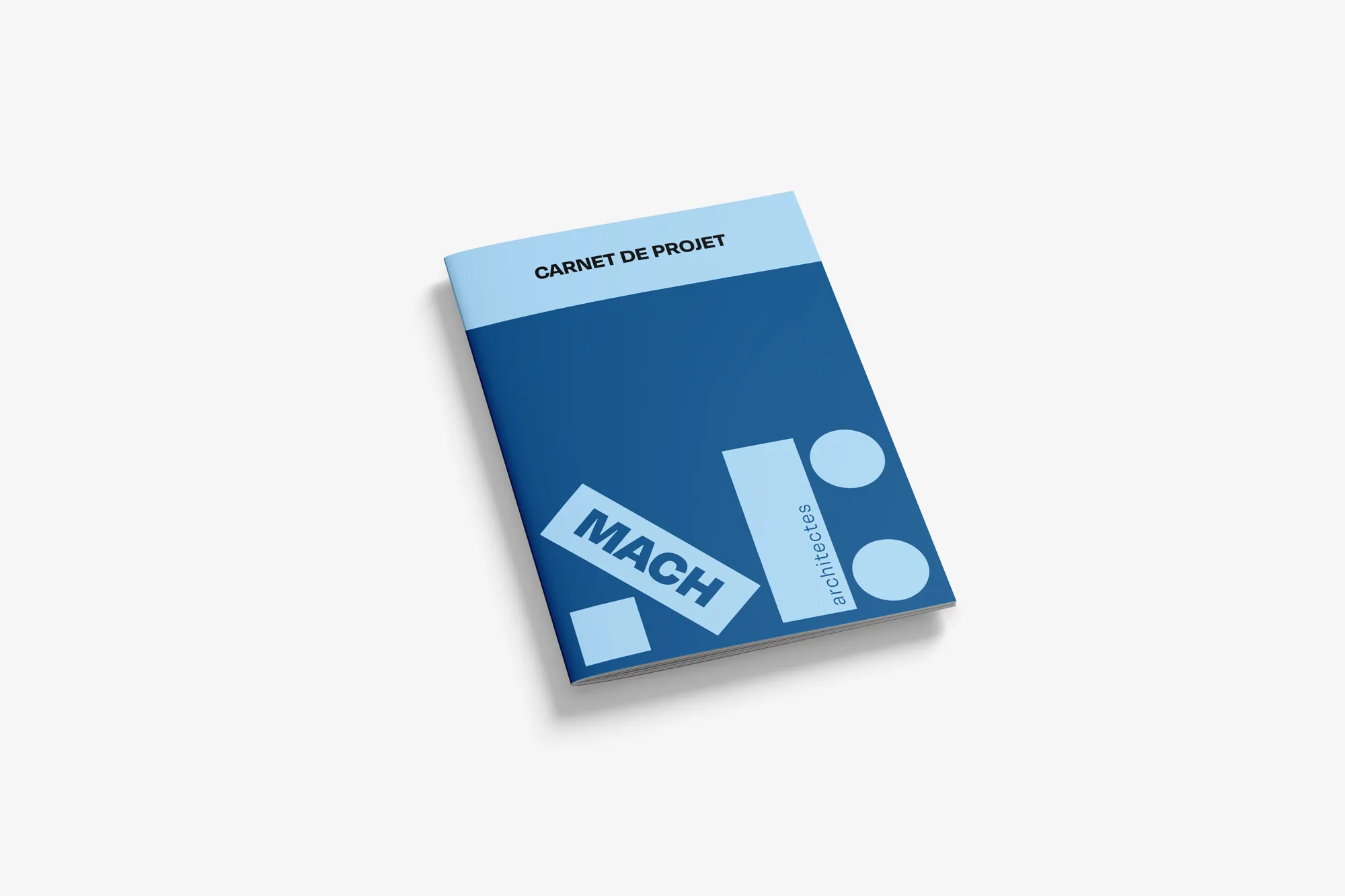 Création d’un carnet de projet pour MACH Architectes avec couverture bleu foncé et formes géométriques