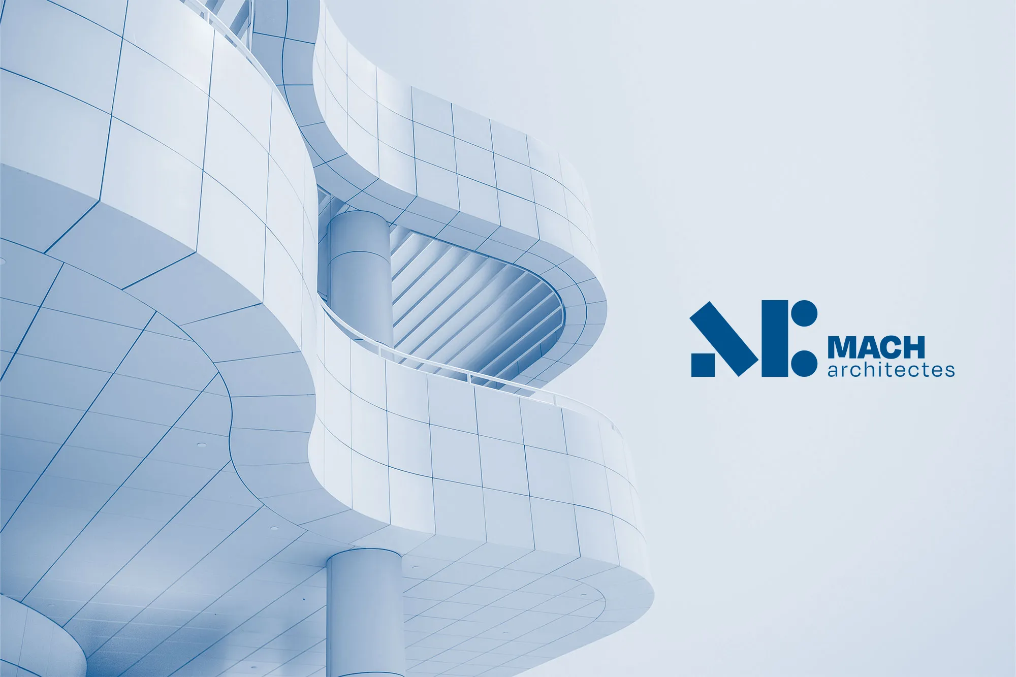 Logo MACH Architectes sur une photographie d’architecture contemporaine